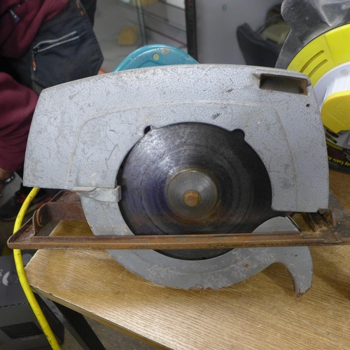 2090 - A Makita 110v 190mm blade (570312), a circular saw, a Makita 9