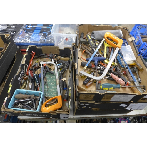 2095 - 2 Trays of hand tools, mainly screwdrivers