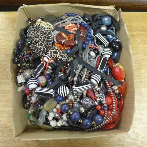 2181 - A box of costume jewellery