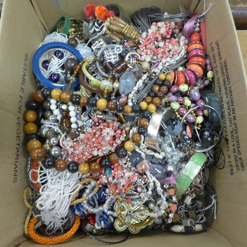 2186 - A box of costume jewellery