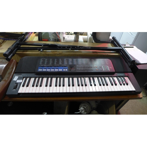 2211 - A Casio keyboard CT-670 and stand