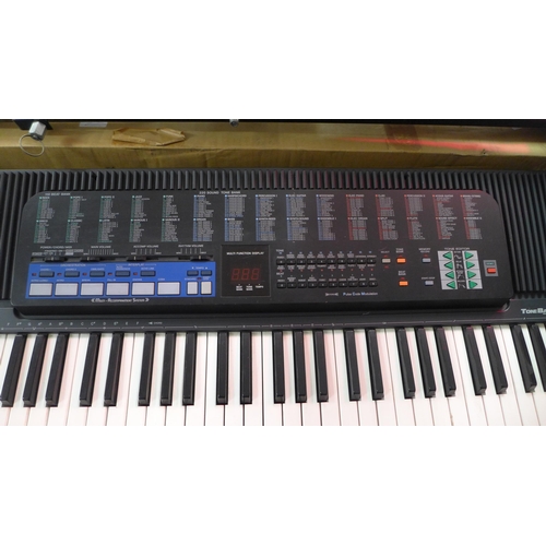 2211 - A Casio keyboard CT-670 and stand