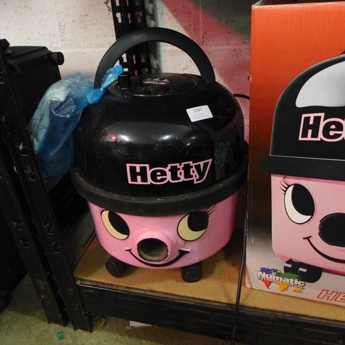 2247 - A Hetty (HET200A) vacuum cleaner with hose and box- missing metal pipe