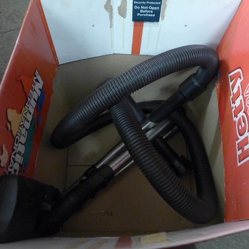 2247 - A Hetty (HET200A) vacuum cleaner with hose and box- missing metal pipe