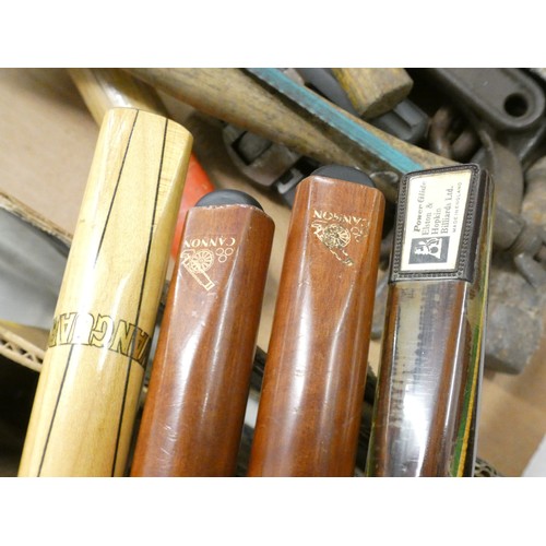 2110A - 4 Single piece snooker cues