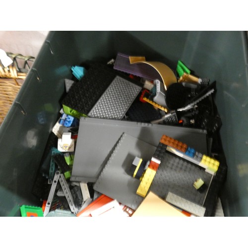 2121 - A large quantity of assorted Lego in a plastic tub