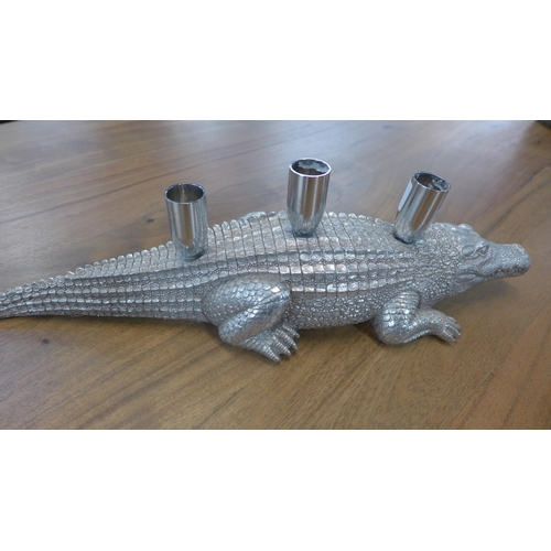 1405 - A silver crocodile candle holder