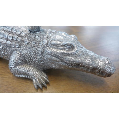 1405 - A silver crocodile candle holder