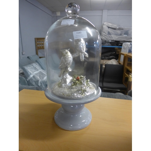 1583 - A Christmas themed decorative terrarium