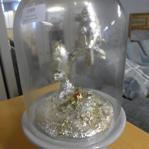 1583 - A Christmas themed decorative terrarium