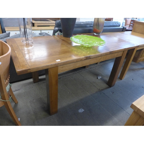 1585 - An oak extending dining table