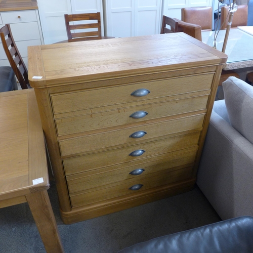 1589 - An oak chest/bureau