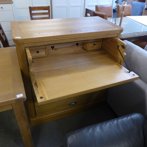 1589 - An oak chest/bureau