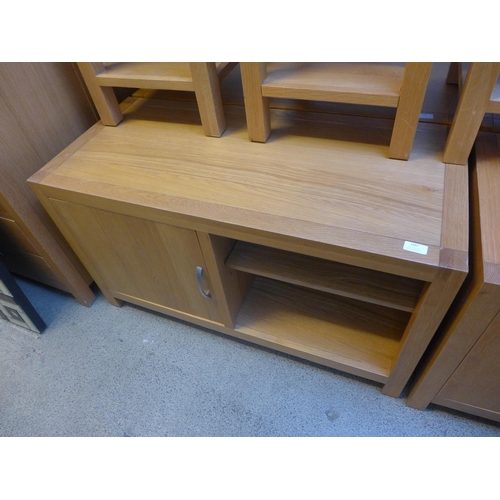 1667 - An oak TV unit with door * this lot is subject to VAT