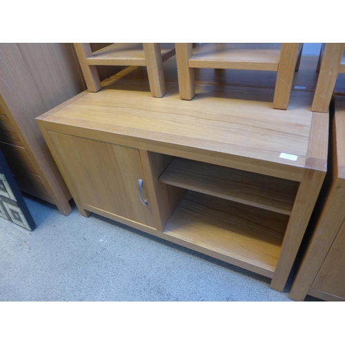 1668 - An oak TV unit with door * this lot is subject to VAT