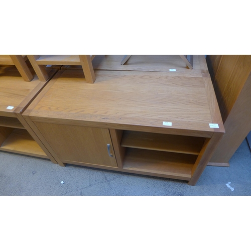 1669 - An oak TV unit with door * this lot is subject to VAT