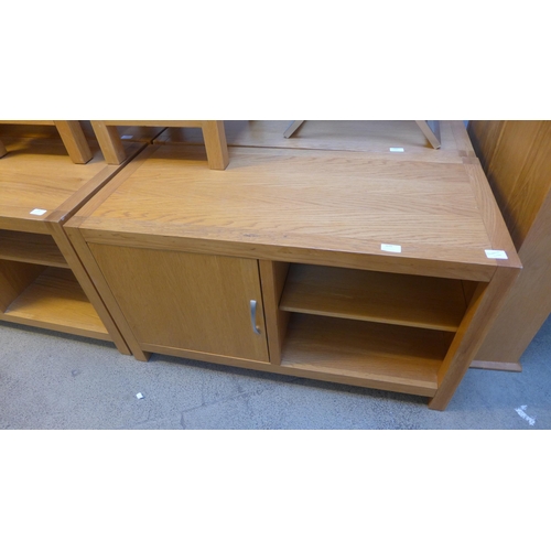 1670 - An oak TV unit with door * this lot is subject to VAT