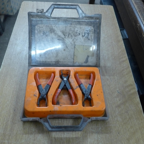 2046 - A Franklin fuel filter clip removal set (three piece)
*This lot is subject to VAT