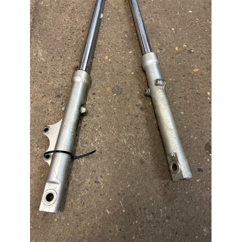 2295 - A pair of motorbike front forks to fit