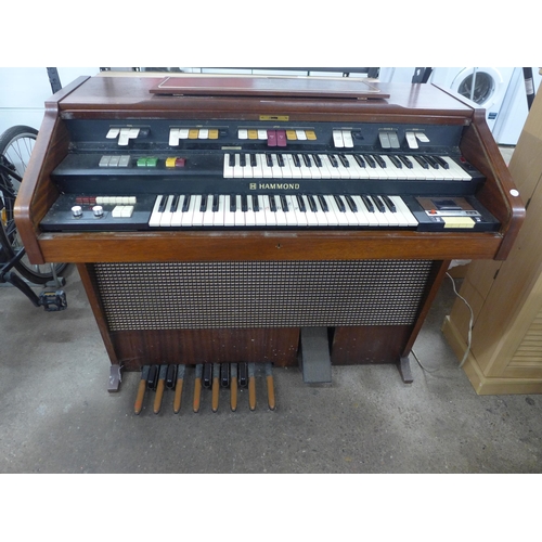 2233 - A Hammond electric piano organ