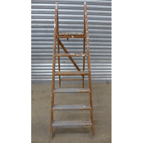 2243 - A 6-rung 1930s wooden stepladder