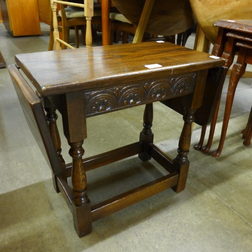 187 - A small oak drop-leaf occasional table