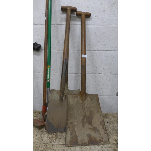 2321 - A bundle of garden tools including two shovels, a spade and a hoe