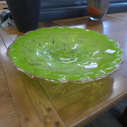 1611 - A large glass fruit bowl