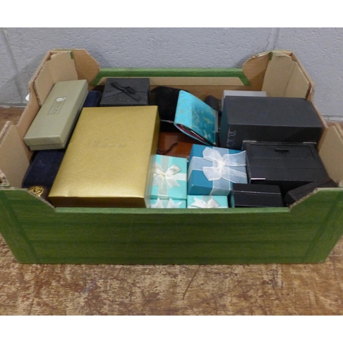 1170 - A box of empty jewellery boxes **PLEASE NOTE THIS LOT IS NOT ELIGIBLE FOR POSTING AND PACKING**