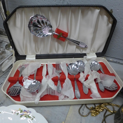 1185 - A collection of vintage handbags, hats, linen, a cutlery set, etc. **PLEASE NOTE THIS LOT IS NOT ELI... 