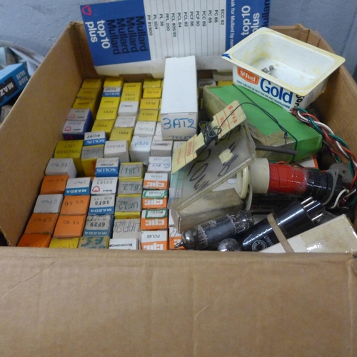 1189 - A bag and box of radio valves **PLEASE NOTE THIS LOT IS NOT ELIGIBLE FOR POSTING AND PACKING**