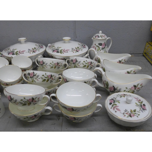 1192 - A Wedgwood Hathaway Rose tea and dinner service **PLEASE NOTE THIS LOT IS NOT ELIGIBLE FOR POSTING A... 