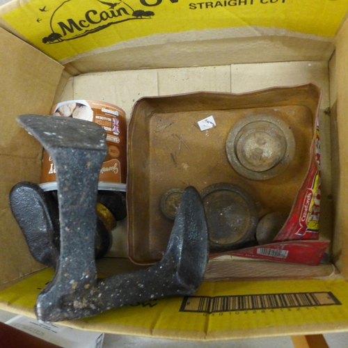 1197 - Kitchen scales, weights and shoe last **PLEASE NOTE THIS LOT IS NOT ELIGIBLE FOR POSTING AND PACKING... 