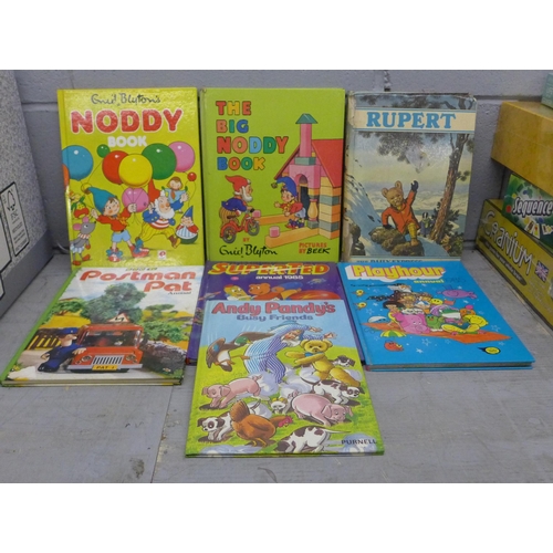 1209 - Pigeon Street, Morph, Postman Pat, Garfield and other TV programme annuals **PLEASE NOTE THIS LOT IS... 