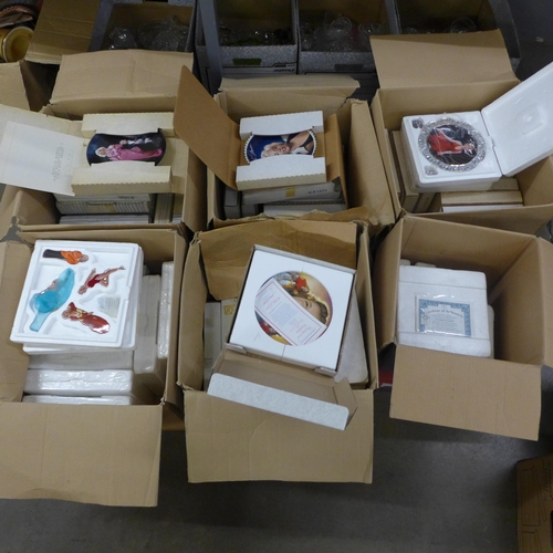 1213 - A very large collection of Marilyn Monroe collectors plates, all boxed with certificates (6 boxes) *... 