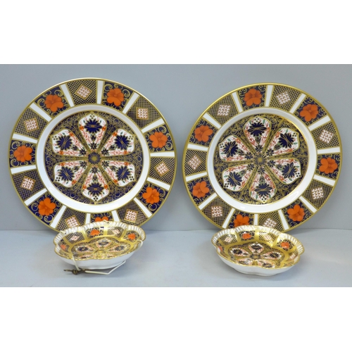 634 - A pair of Royal Crown Derby 1128 Imari pattern scallop edge pin dishes and a pair of 21.5cm plates