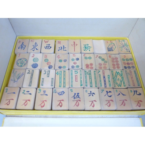 697 - A circa 1930s bamboo Mah-Jong set