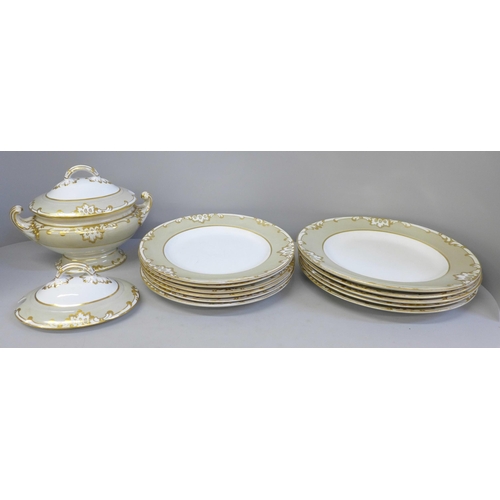 701 - A 19th Century Davenport part service, five dinner plates, six side plates, a small tureen and extra... 