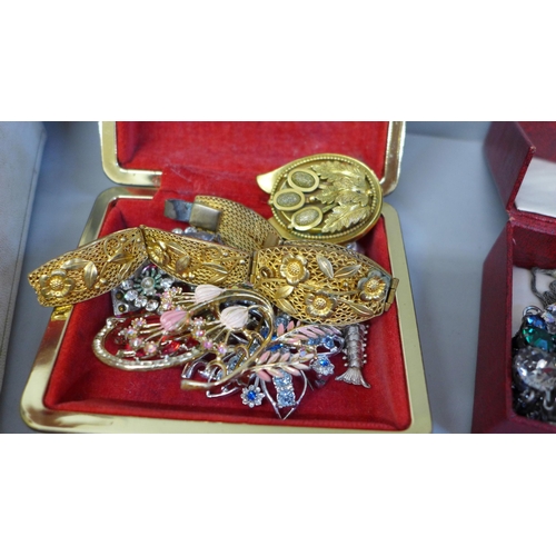 709 - A collection of costume jewellery in a box, including a silver RAF sweetheart brooch and a Danish si... 