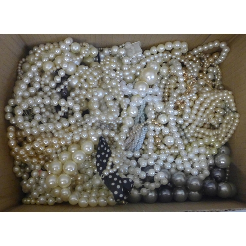 735 - Assorted pearl necklets