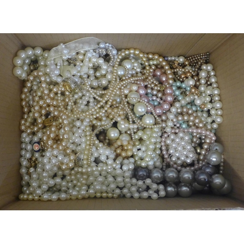 735 - Assorted pearl necklets