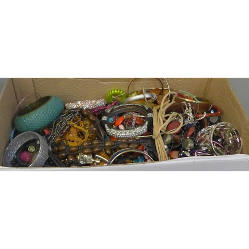 759 - A box of costume jewellery