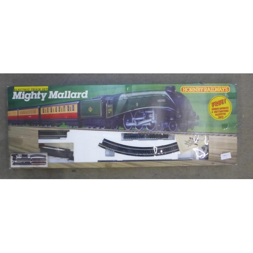 762 - A Hornby Railways Mighty Mallard OO gauge electric train set