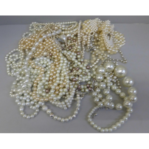 767 - A collection of faux pearl jewellery