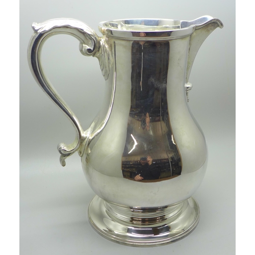 873 - A large silver pitcher, Mappin & Webb, London 1987, 213mm tall, 1080g