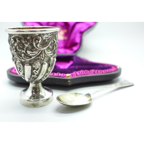 880 - A silver christening set in fitted case, London 1892, 50g