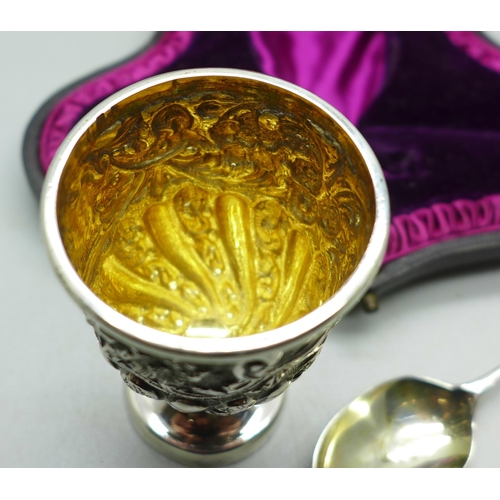 880 - A silver christening set in fitted case, London 1892, 50g