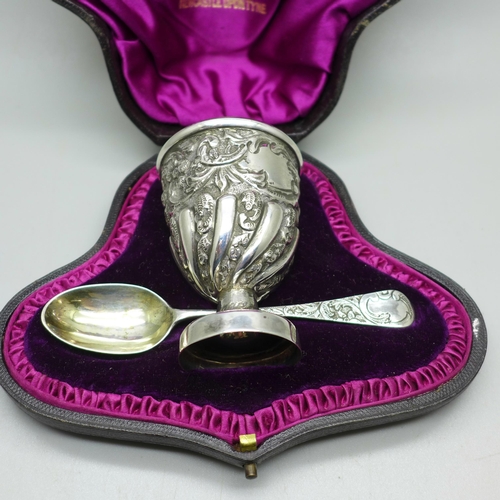 880 - A silver christening set in fitted case, London 1892, 50g