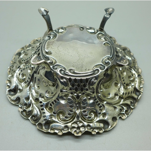 881 - An embossed pierced dish on four hoof feet, Birmingham 1901, 78g