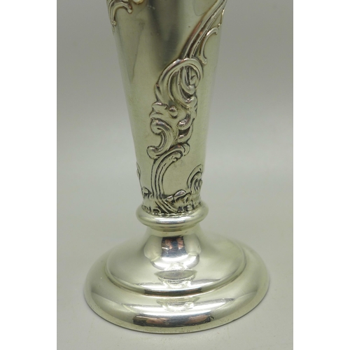 882 - An embossed silver vase, William Comyns, London 1902, heavily weighted base, gross weight 239g